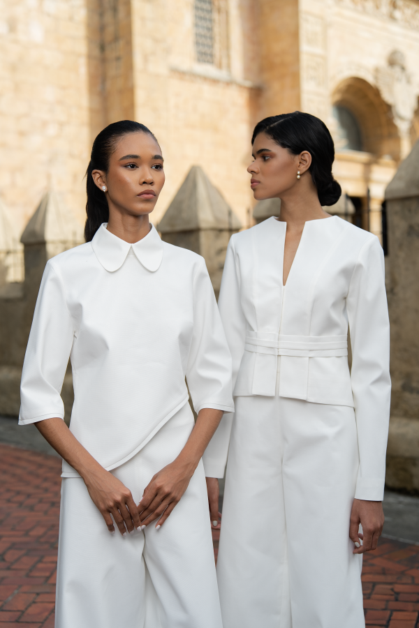 Blusa asimétrica de cuello redondo